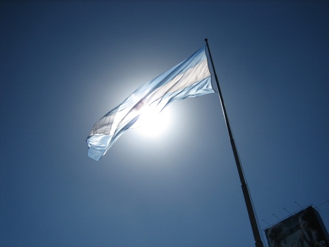 The sun shines through the central emblem on the Argentine flag.