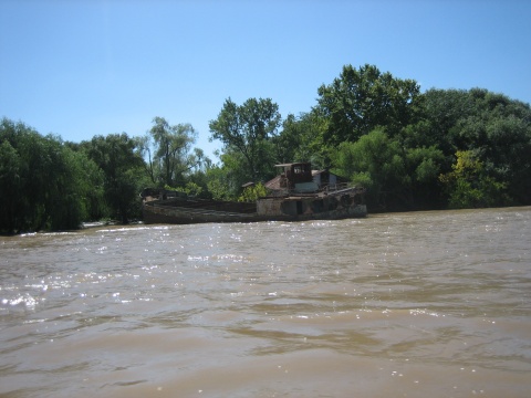 This area uses the network of channels in the delta as roads.